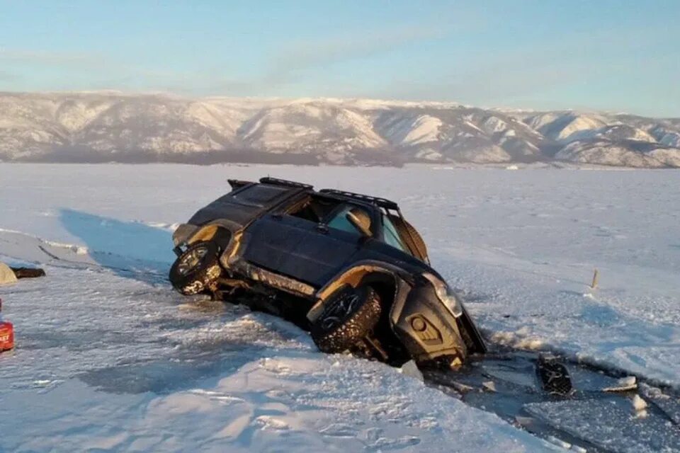 Машина на льду Байкала. Джип на льду Байкала. Машина провалилась под лед на Байкале. Лед Байкала.