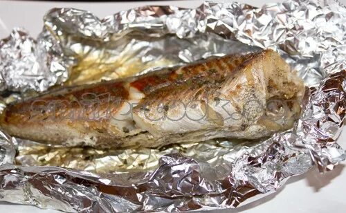 минтай в духовке в фольге с луком и сливочным маслом. рыба в фольге в мультиварке. минтай запеченный в фольге. запеченная рыба минтай фольге. филе минтая в фольге.