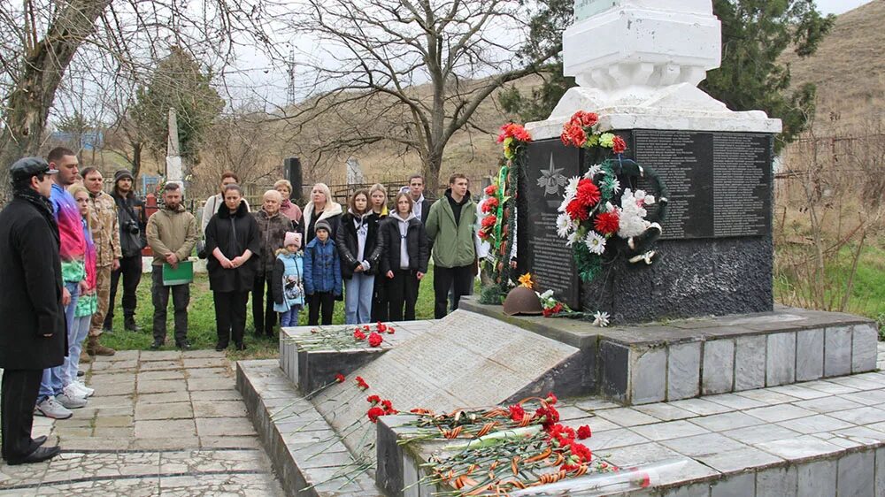 Павших смертью храбрых. Могила. Могилы военных. Братские могилы г Благодарный. Память о погибших на войне.