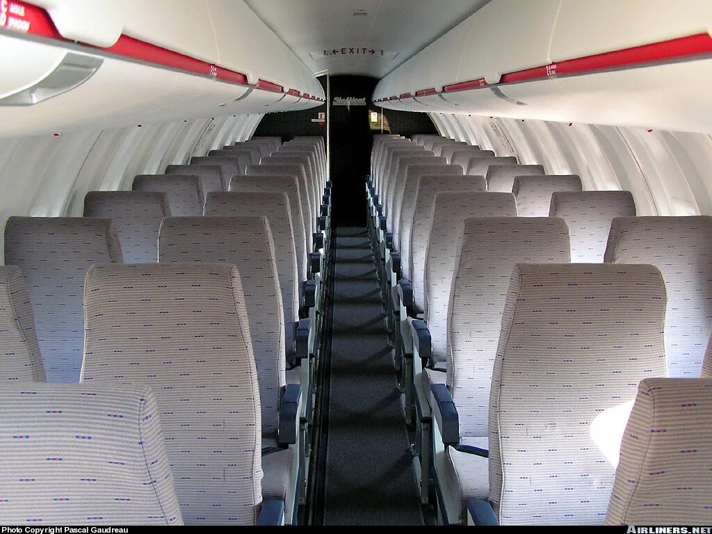 Bombardier crj 200. Самолёт Бомбардье CRJ-100/200. Canadair CRJ 200 самолет. Самолёт Bombardier CRJ-100 салон. Самолет Canadair Regional Jet 200 салон.