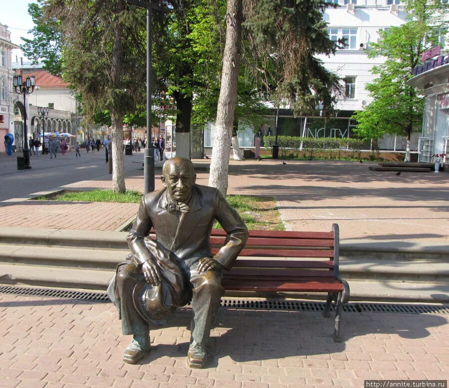 Евстигнеев памятник в Нижнем Новгороде. Памятник Евгению Евстигнееву в Нижнем Новгороде. Памятники большой Покровской в Нижнем Новгороде е а Евстигнеев. Театр евстигнеева нижний