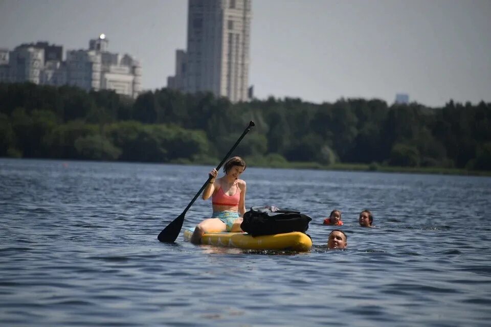 Можно ли кататься на лодке в запрет. Москва река пляж. Парк Фили бассейн. Бассейн пляж на Москва реке. Парк Фили зоны отдыха.