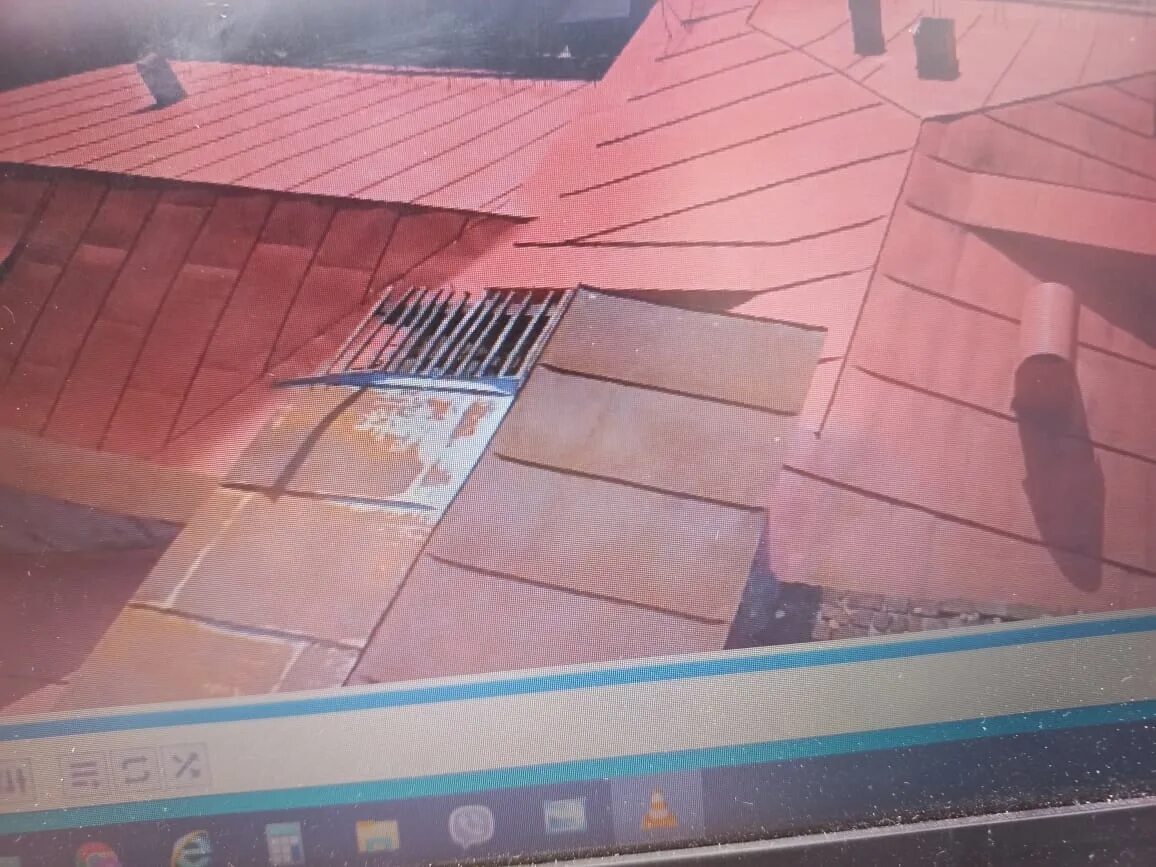 Крыша 46. В Курске повреждена крыша поликлиники. Повреждения крыш зданий от гранат с БПЛА. Крыша 46 в Даге. Крыша 46 махачкала