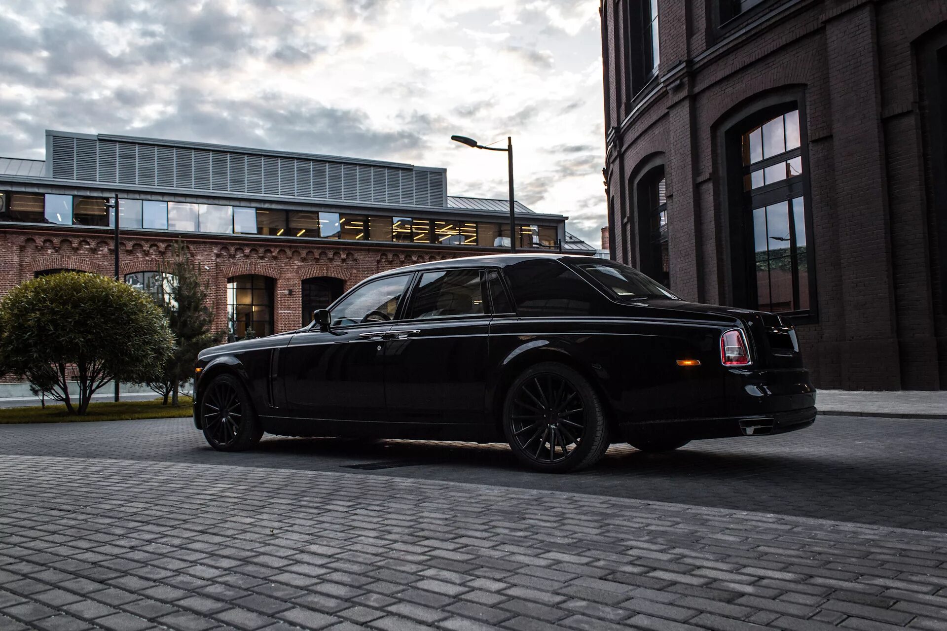 Песня черный ролс ролс. Rolls Royce Phantom 2004. Rolls Royce Phantom мансори. Rolls Royce Phantom 8 Mansory. Роллс Ройс Фантом черный.