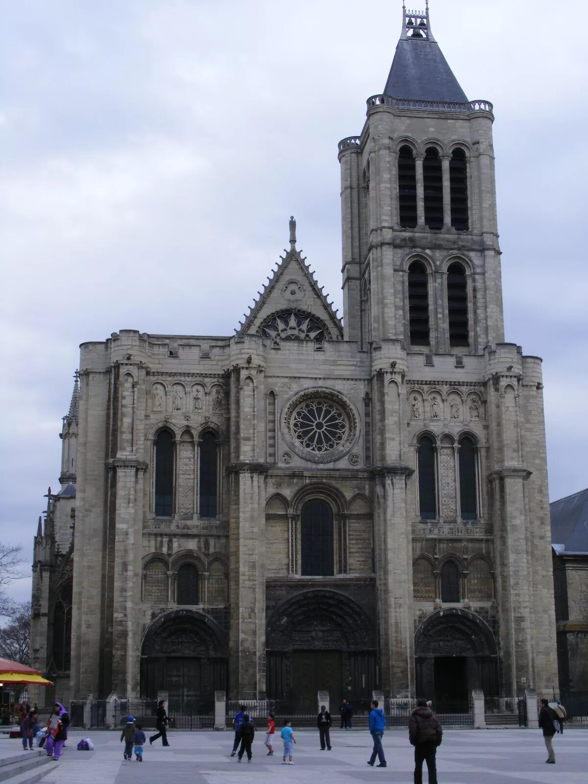 Церковь аббатства сен-Дени. Церковь монастыря сен-Дени. Базилики сен-Дени Западный фасад,. Сен Дени Париж.