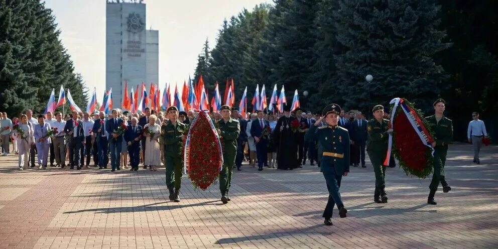 Новости дня курск. Возложение венков 9 мая 2022. Возложение цветов в Курске 23 августа 2022 год. Возложение венков в Алейске 23 августа 2022 года. Володин возложение цветов.