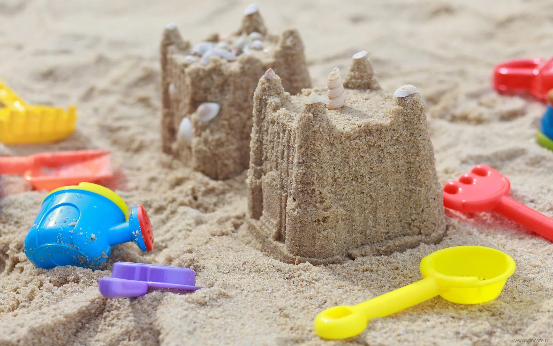 Замки из песка для детей. Лето замки из песка. Домик из песка. Песочный замок. Drive a car make a sandcastle