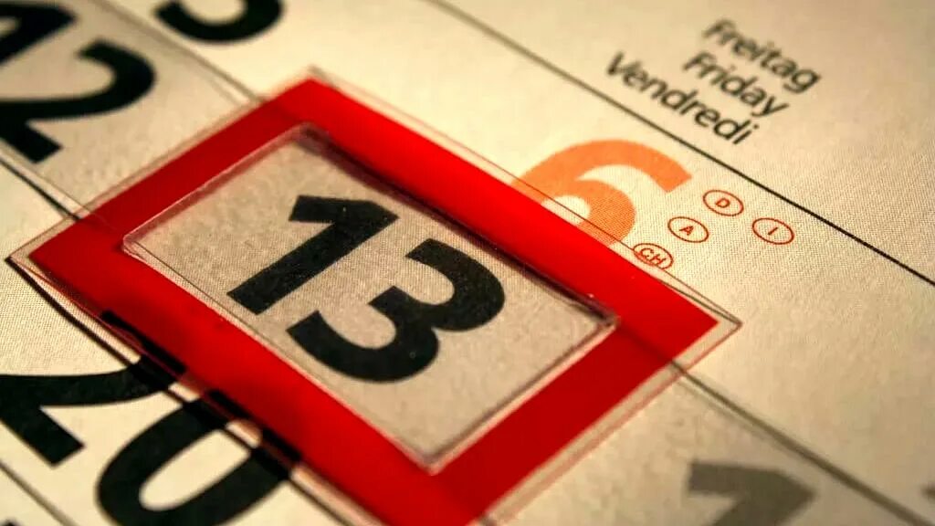 13 е число. 13 число на календаре. календарь с цифрой 13. число 13 фото. суеверия, связанные с числами.