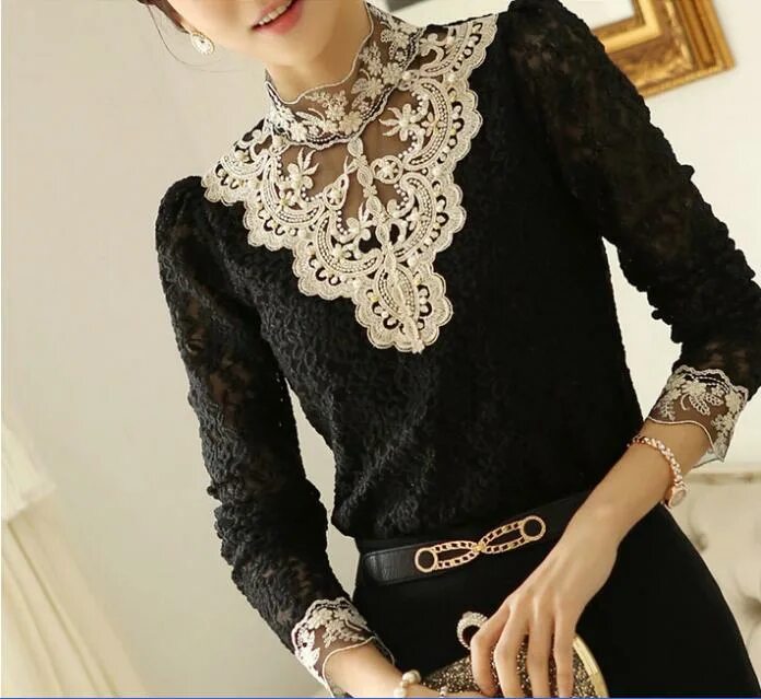 кофта с кружевным воротником. кружева на рукавах. свитер с кружевом. платье с кружевом на рукавах. украшение футболки кружевом.