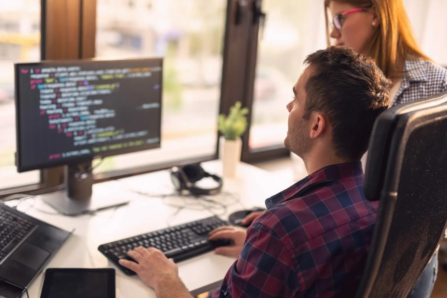 Подскажите работает. Студент работает. senior разработчик картинки.