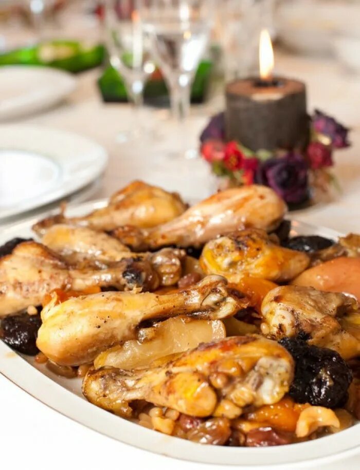 Мясо с черносливом. Ножки с черносливом. Окорочок с черносливом в духовке. Куриные ножки с маслинами в духовке. Тушеная курица с черносливом.