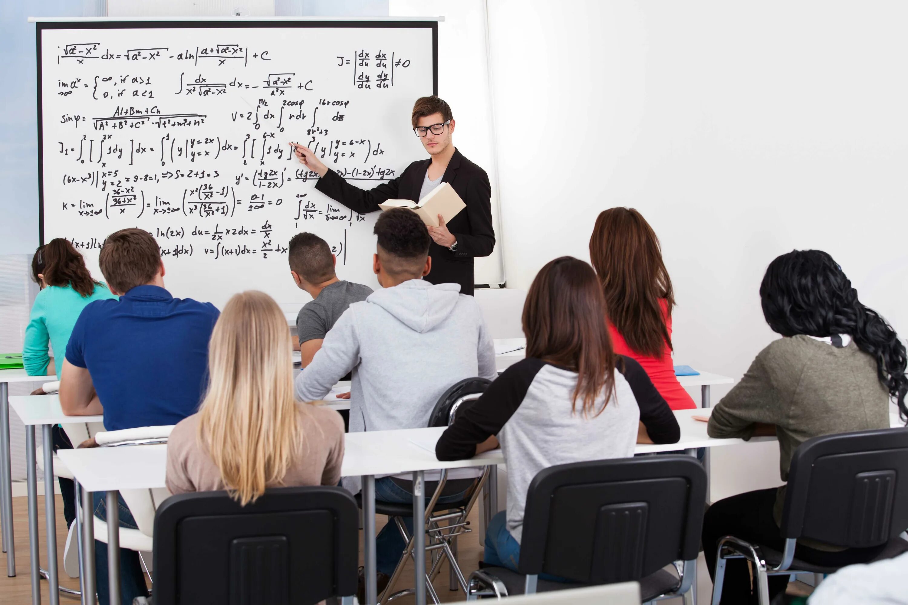 Teachers сайт. Преподаватель в учебном классе. Фото современный класс учитель математики. Преподаватель математики Синг. Тичерс-колледж.