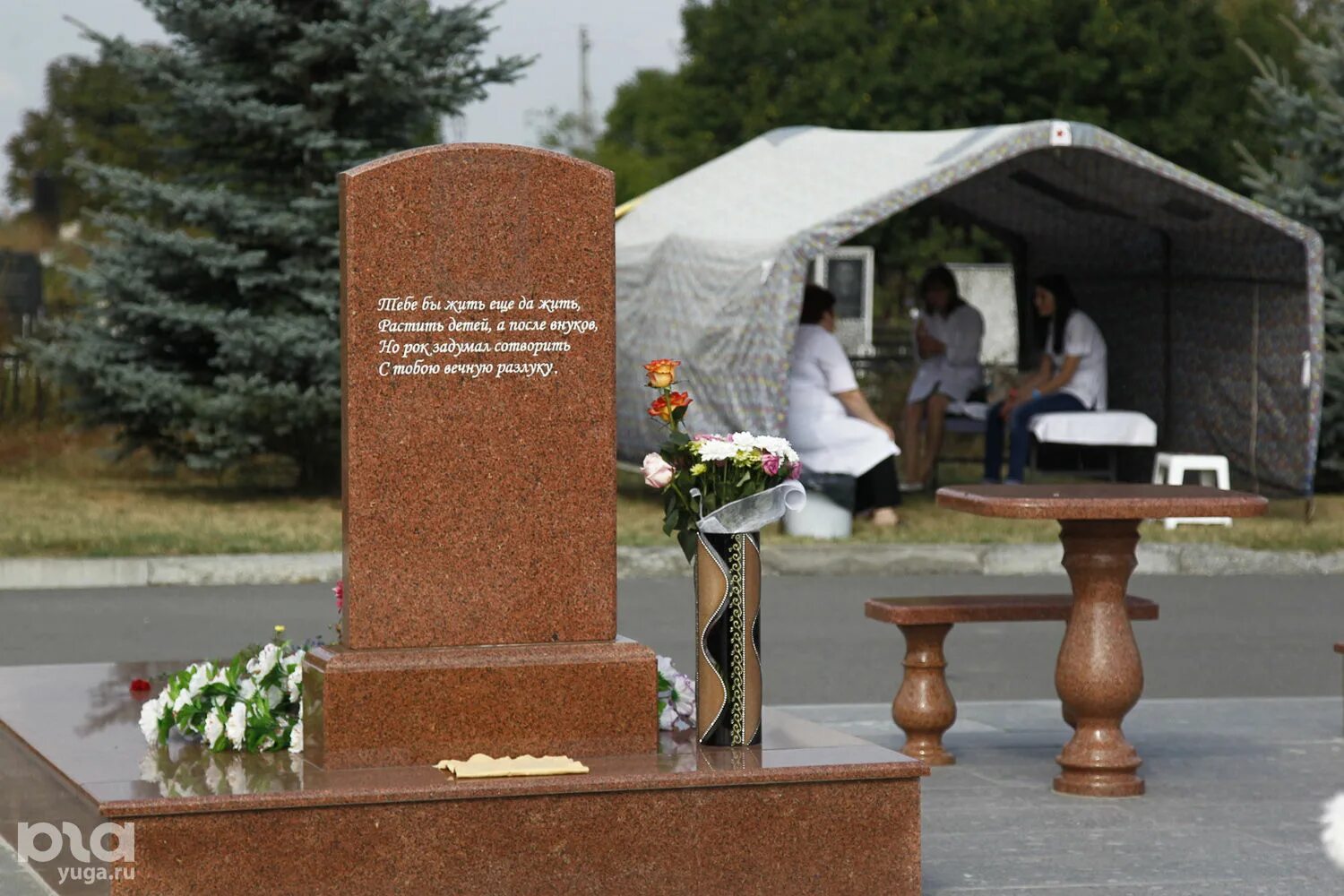 Памятный сайт. Кладбище ангелов в Беслане. Беслан кладбище город ангелов. Аллея ангелов Беслан. Мемориальное кладбище Беслан.