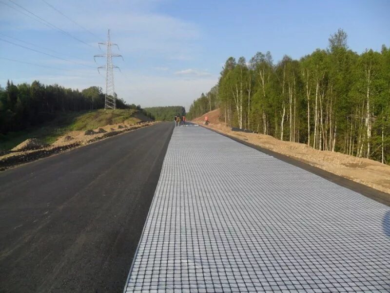 двуосная геосетка сд. материалы для строительства дорог. геосетка дорожная осс-д 40 укладка. пластиковое дорожное покрытие. стройка дороги.