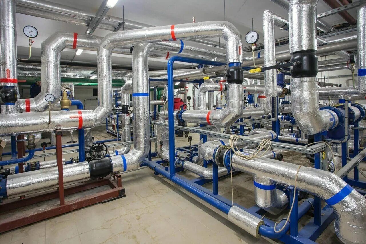 инженерные коммуникации в загородном доме. к1 и к2 канализация. монтаж систем водоснабжения и канализации. цтп тепловой пункт. система отопления и водоснабжения.