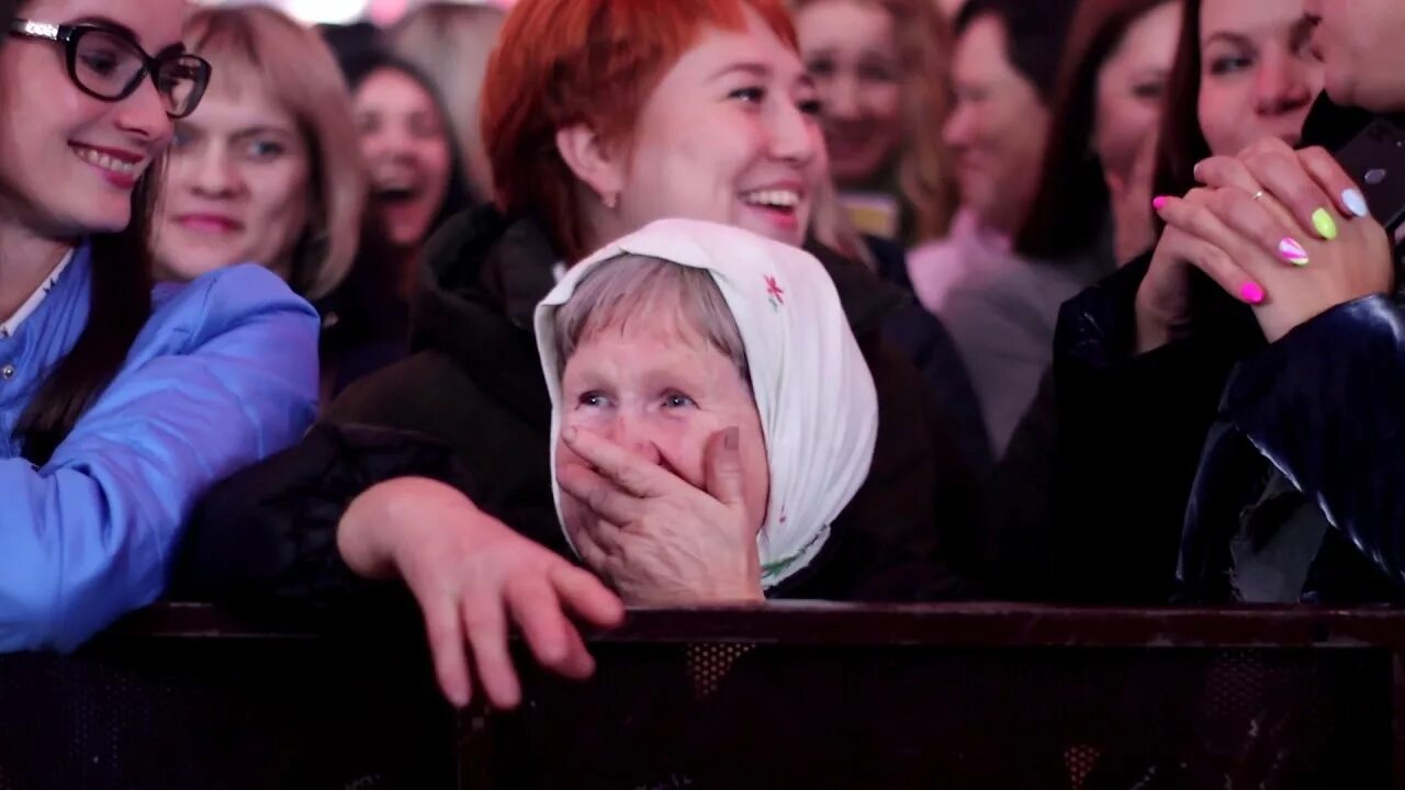 Бабушка на рок концерте. Бабушка на концерте. Бабушка филиппа киркорова. Бабушка из сыктывкара на концерте. Диско бабушка сыктывкар.