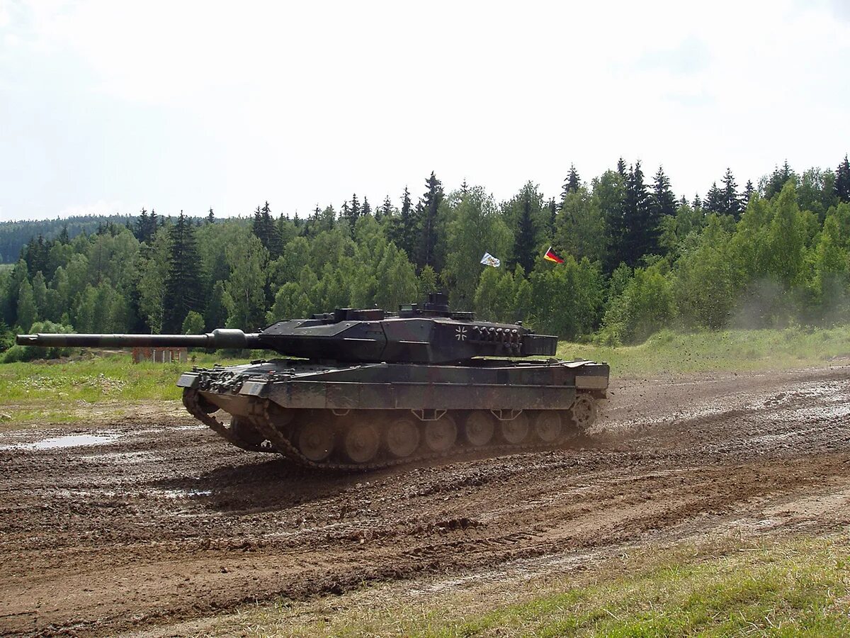 Т леопард 2. Танк leopard 2a6 1920 1200. т-90 и леопард 2. танк leopard 2a6 или т90. вес танка леопард 2.