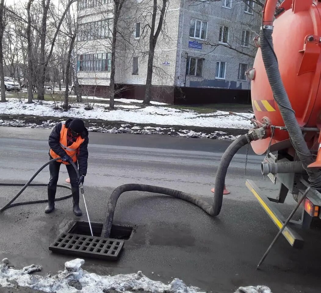 Самара прочистка. Гидродинамическая промывка ливневой канализации. Прочистка ливневок. Дождевая канализация. Прочистка канализации на улице.