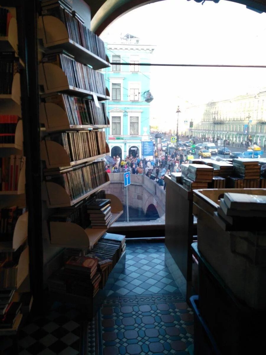 Книжный на Невском Санкт-Петербург. Большой книжный Питер.