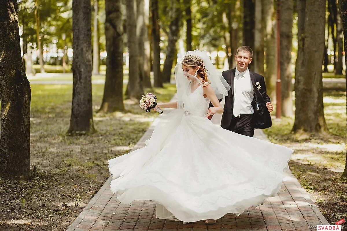Свадебная съемка в парке. Найти свадьба. Суханово свадебная площадка. Образ невесты на свадьбу 2023 лето. Что надеть на свадебное платье.