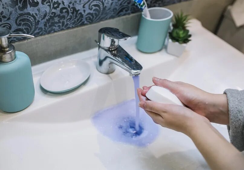 Смыть мыло с рук. Рука с тряпочкой протирающий кран на кухне. Мытье рук кран вода раковина фото.