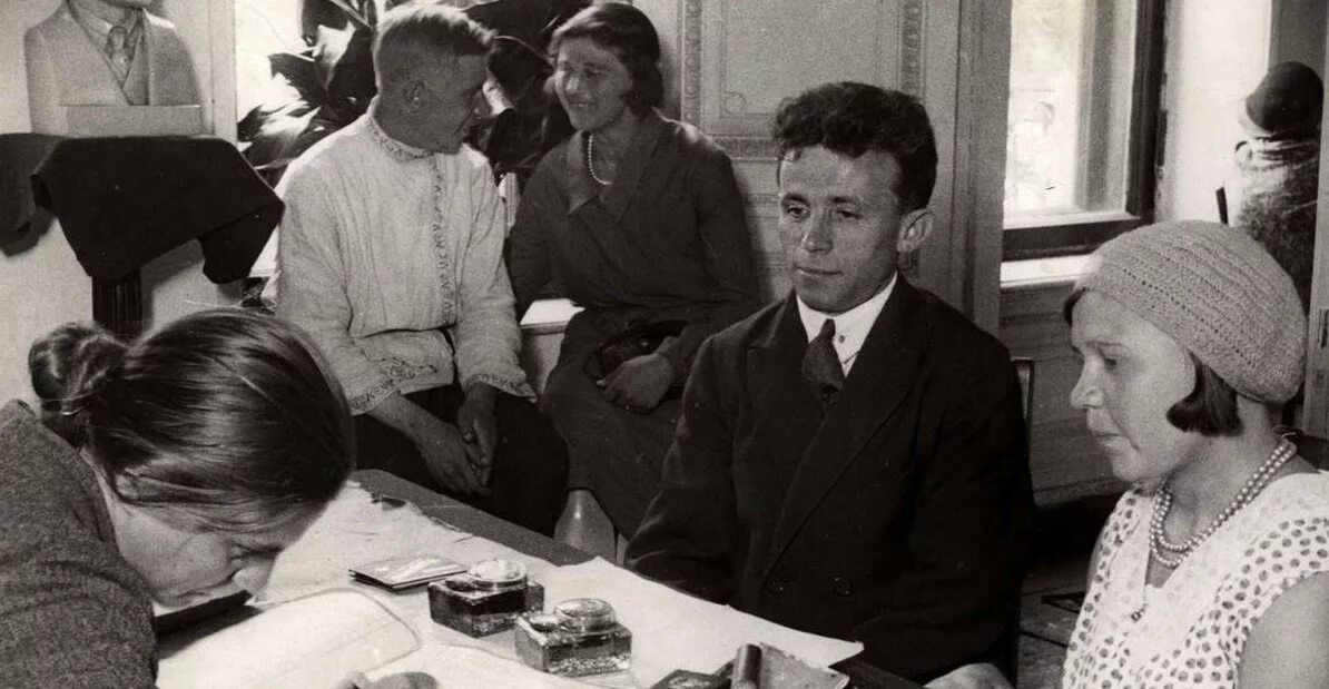 Гражданский брак ссср. Плакат свадьба ссср. Семейное право 1930. Семья 1930 ссср. Семейное право ссср.