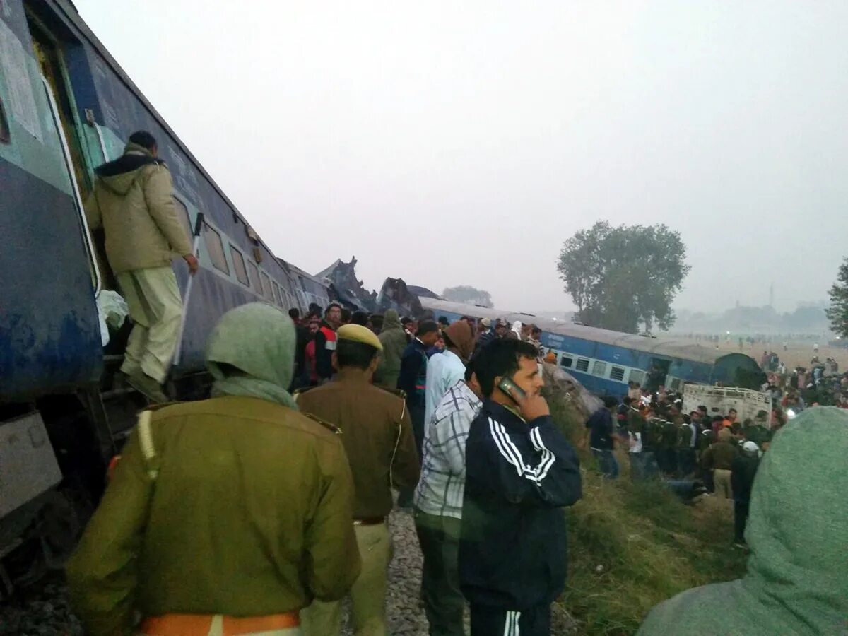 Индия поезд катастрофа. Железнодорожная авария в Индии. В Индии столкнулись поезда.