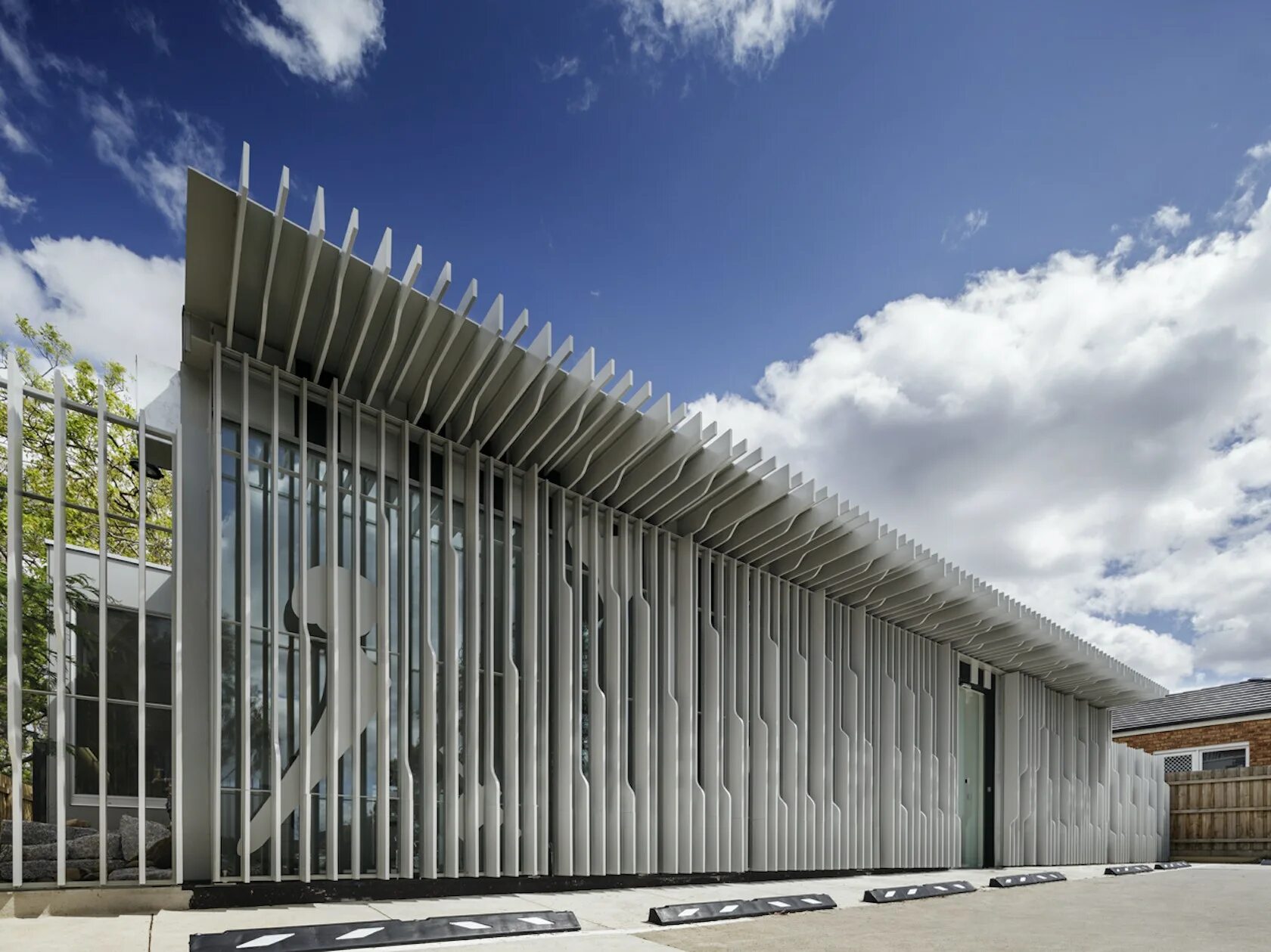 Deakin university australia. Австралийская архитектура. Ar architects. Бизнес-центр dominion tower в москве. Архитектура больших фасадов.