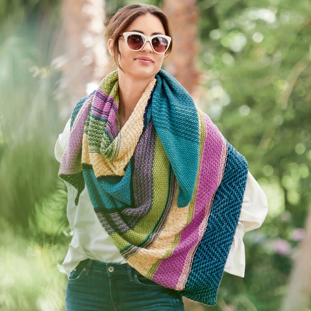 разные цвета палантин. одежда из палантина. вязаный платок. полосатый шарф. женщина в палантине.