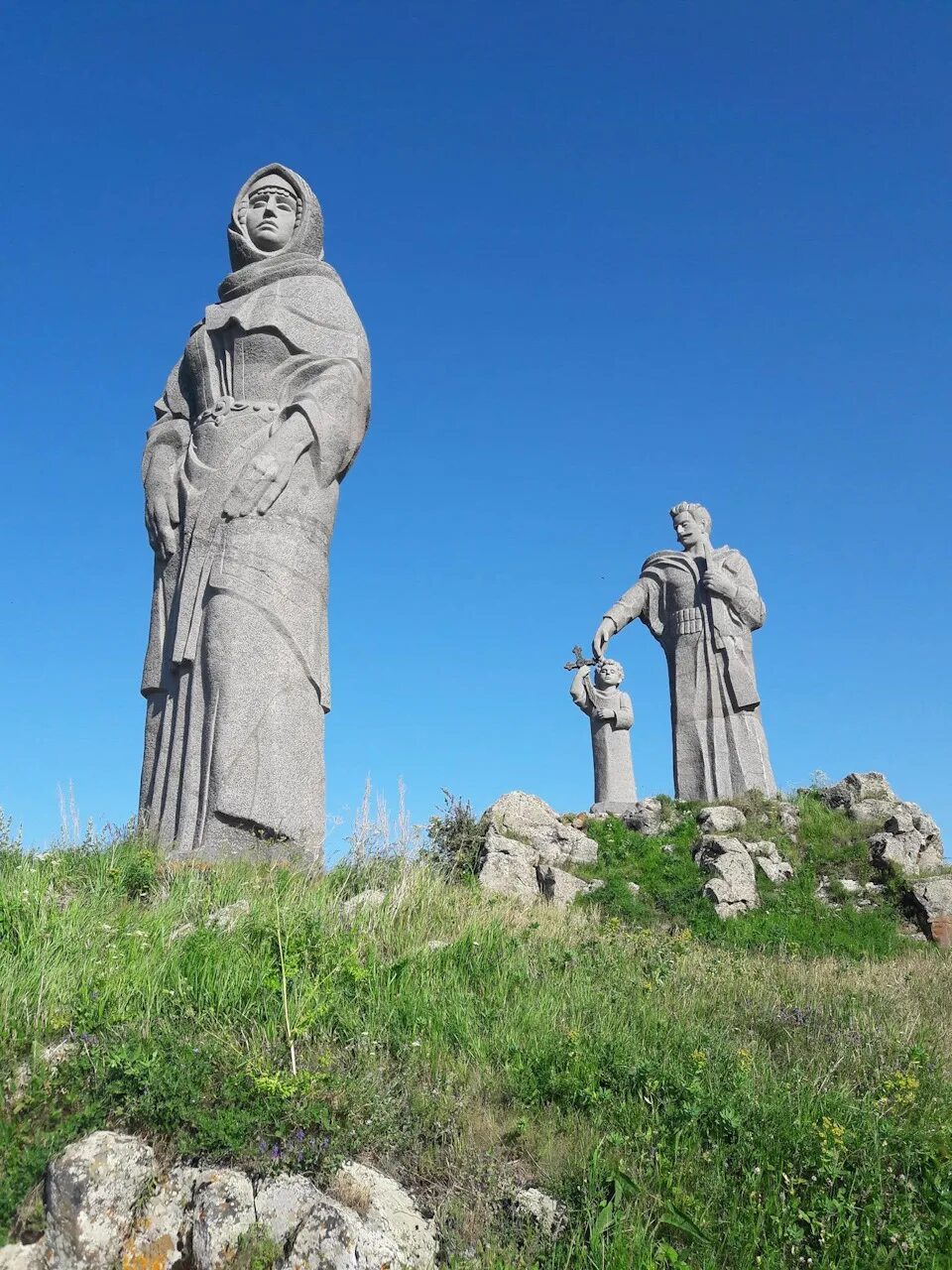 Памятники армянам. Статуя Ереван Севан. Село Лчап Армения. Азатан Армения памятник погибшим.