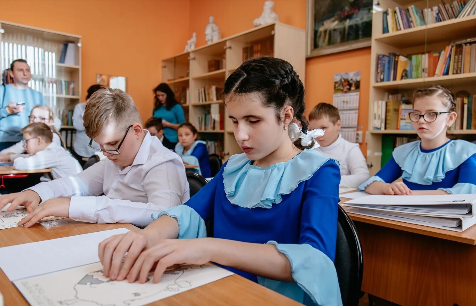 Где учатся читать. Школа интернат 1 для слепых и слабовидящих детей Москва. Слепые и слабовидящие дети обучаются в школах. Дети с нарушением зрения в школе. Школа для слепых.