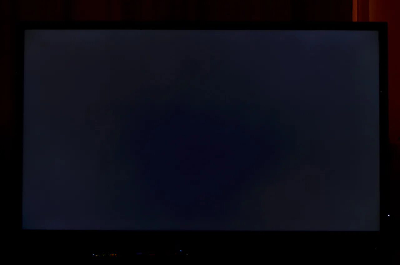 засветка монитора. телевизор на темном фоне. черный цвет на экране телевизора. экран телевизора в темноте. черный экран монитора.