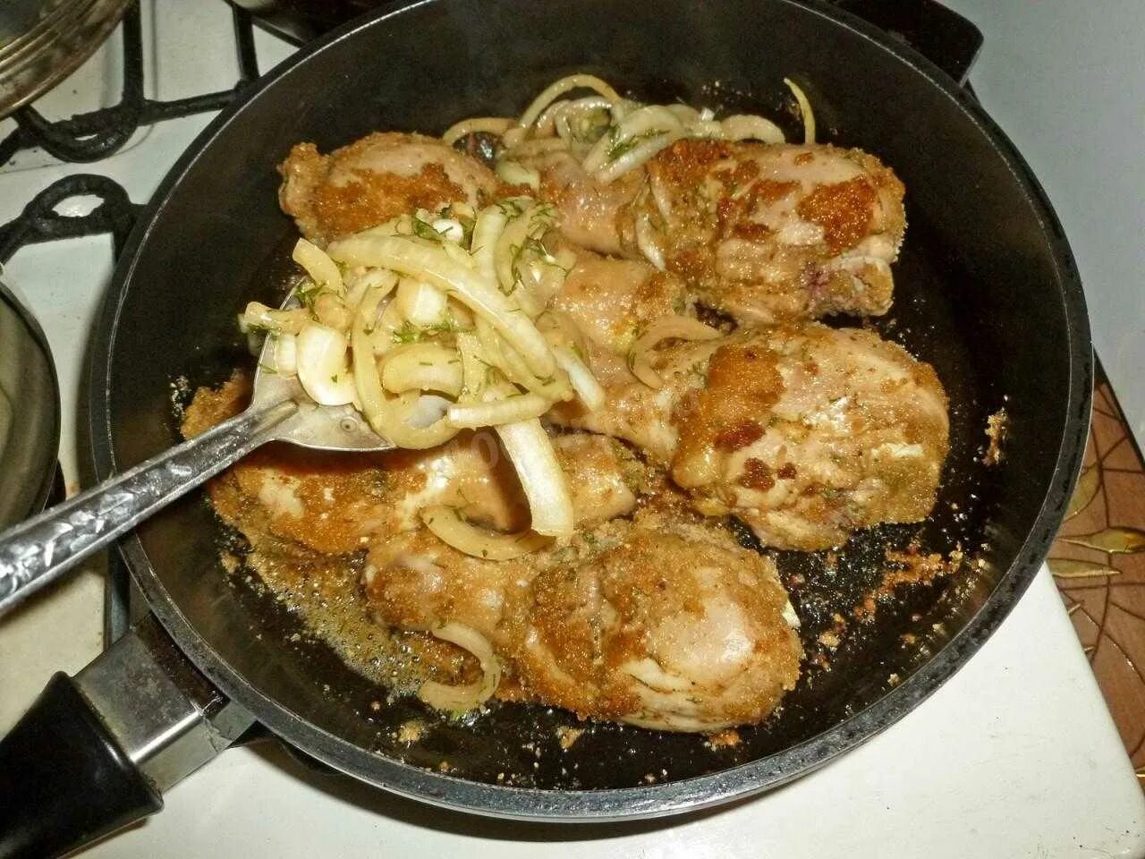 Куриные бедра на луке на сковороде. Кролик жареный на сковороде. жареная курица на сковороде. куриная голень жареная на сковороде. курица с луком на сковороде.