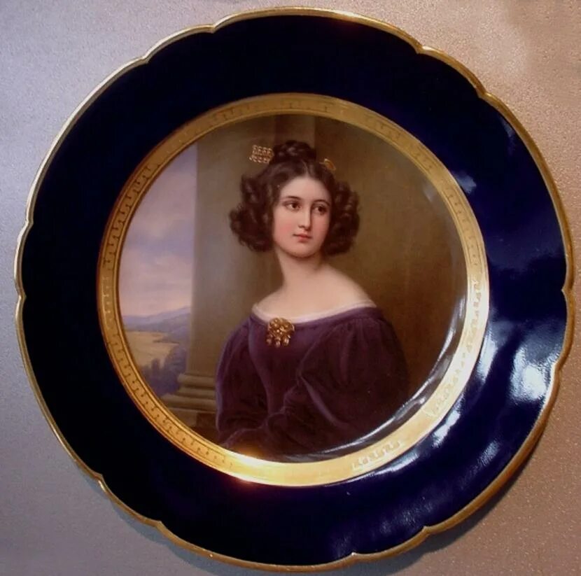 Портрет тарелка. Тарелки с портретами женщин. Фарфоровая тарелка с портретом. Тарелки с портретами Антикварные.