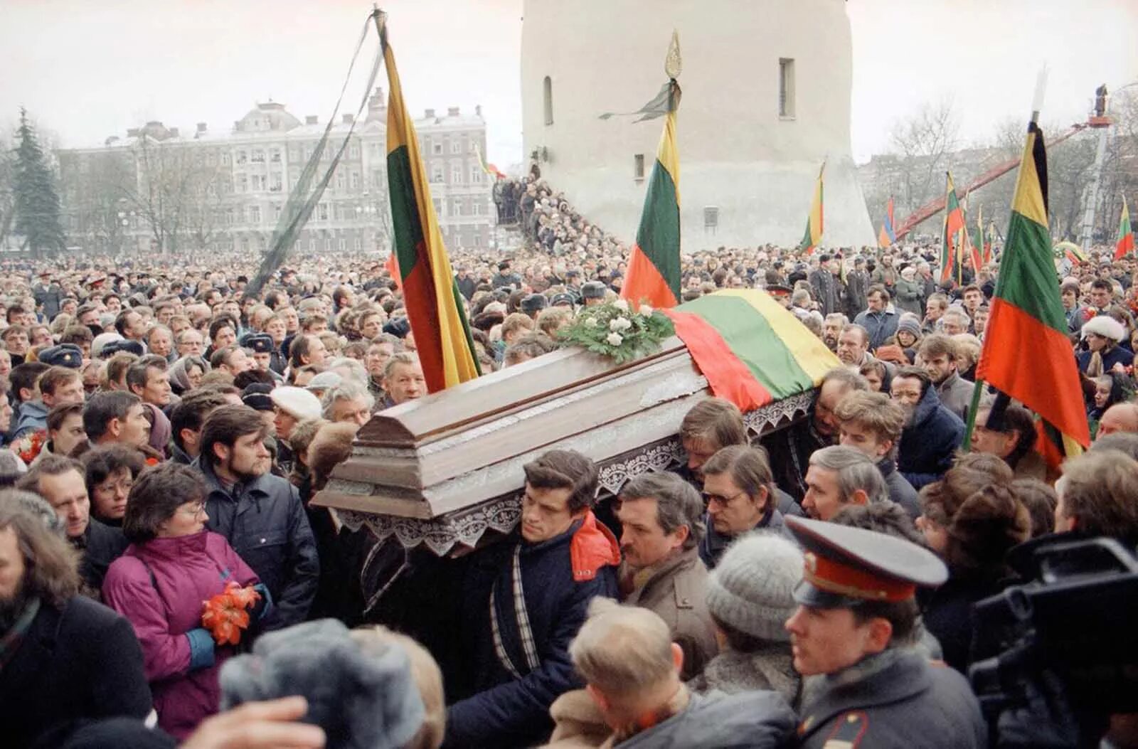 Штурм вильнюсского телецентра в январе 1991. 14 января 1991. 13 января штурм телебашни в вильнюсе. Верховный совет литвы. Вильнюс 1991 телецентр.