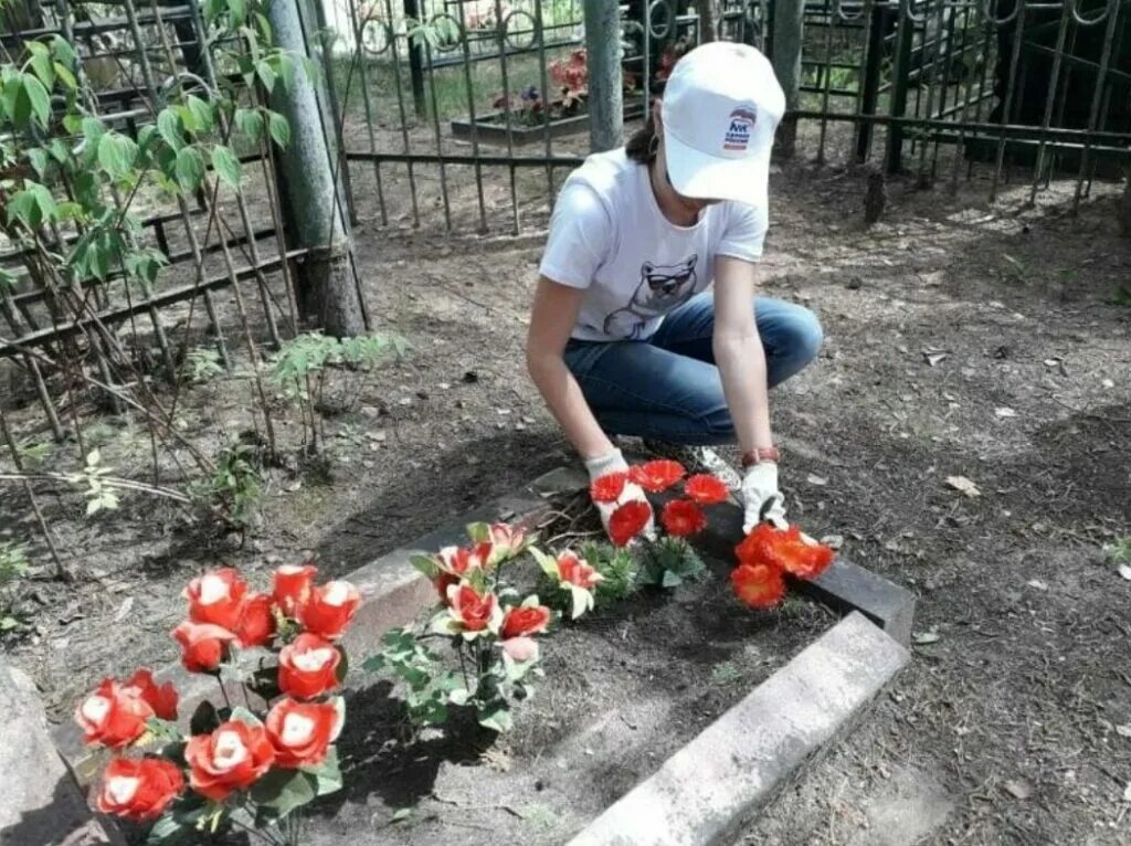 Уход кладбище. Уборка на кладбище. Услуги по уходу за могилами. Уборка мест захоронений. Уборка мест захоронений визитка.