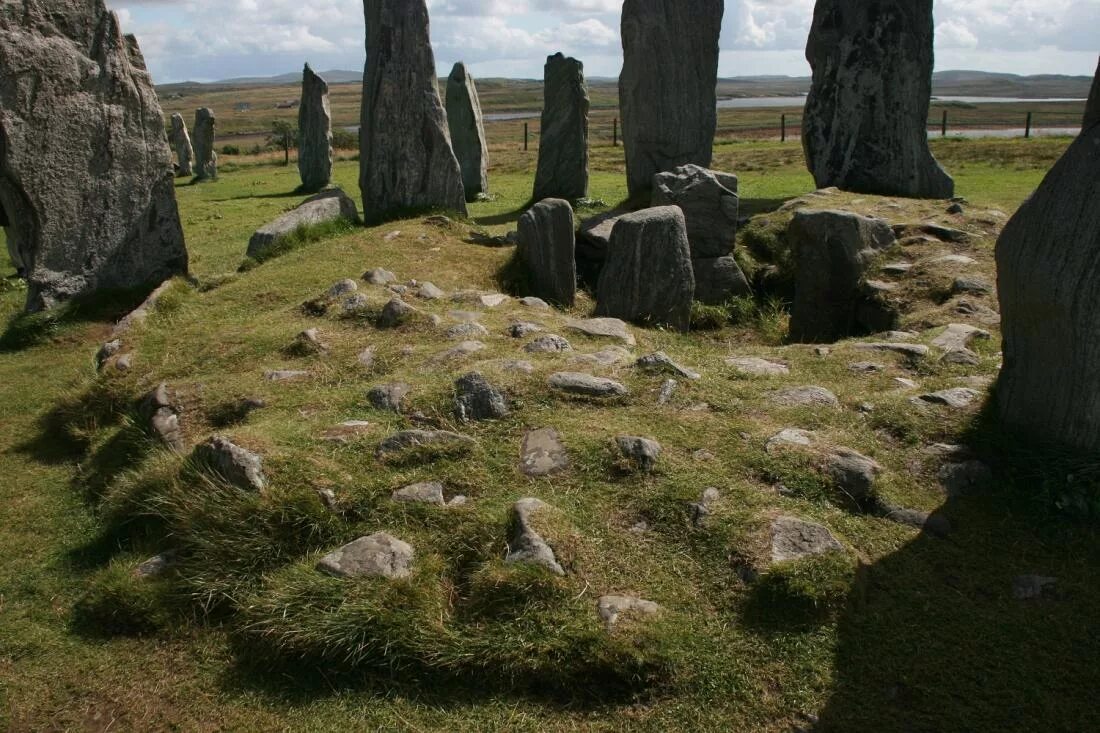 Стоящие камни. Калланиш Callanish Stones Шотландия. Менгиры Калланиша, Шотландия. Стоячие камни Калланиша, Шотландия. Мегалит кромлех Шотландия.