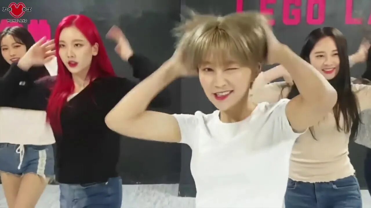 Группа momoland. Корейская песня boom. Корейская группа момолэнд участницы. Группа momoland участницы. Momoland.