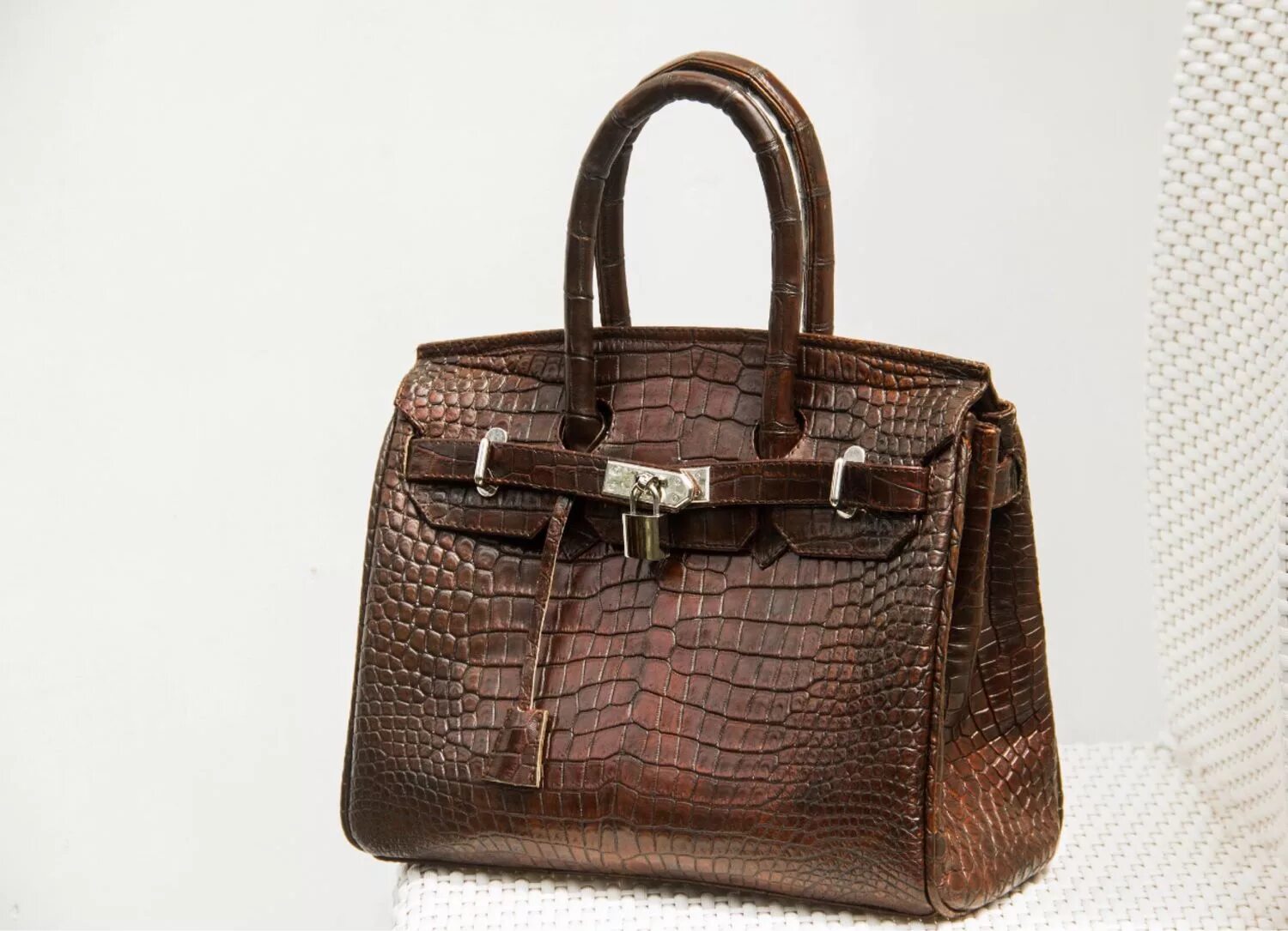 Сумка из крокодиловой кожи женская. Крокодилья сумка джеки. Pelle di giada сумка из крокодила. Сумка из крокодила. Сумка valentino крокодиловая кожа.