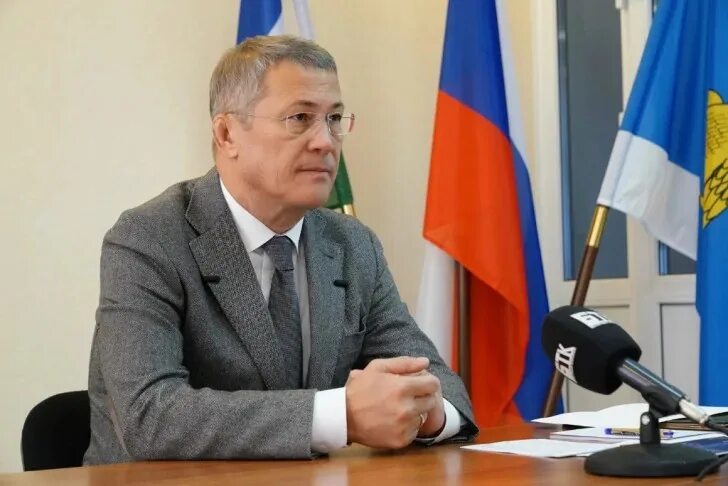 Блондинка рада продемонстрировать навык сосания для агента