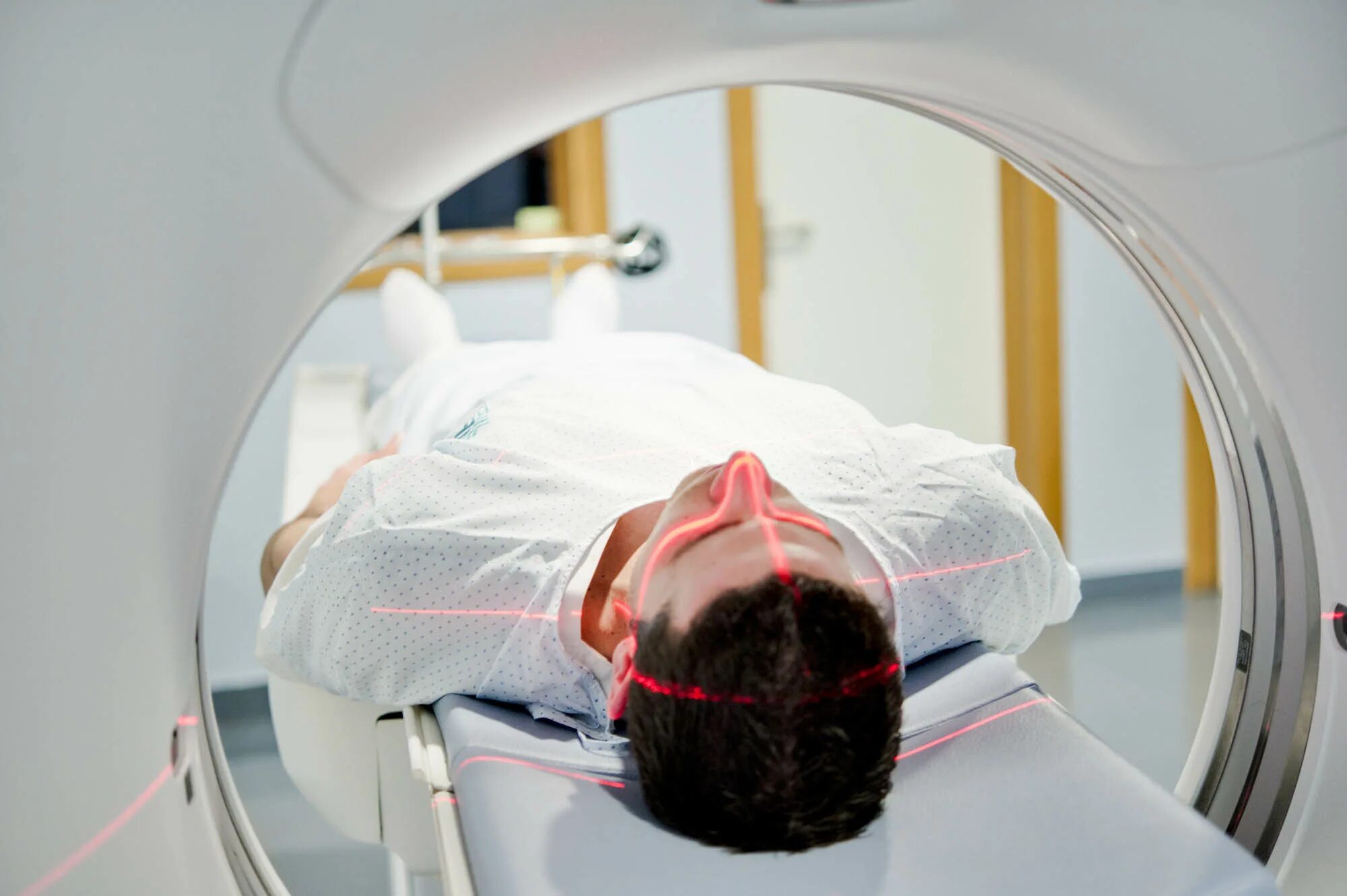 Магнито-резонансная томография головного мозга. Магнитно-резонансный томограф. Кт головного мозга аппарат. Мрт томограф. Врачи центра мрт