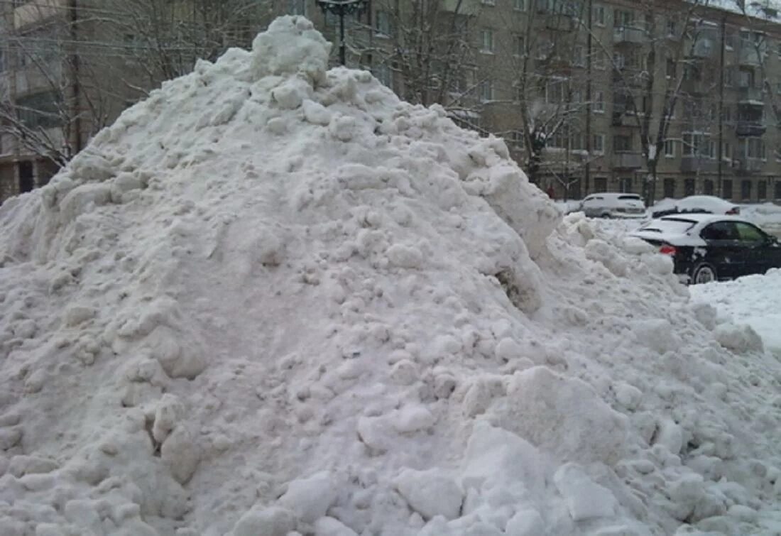 Много снежков. Снежные сугробы в городе. Снежная куча. Гора снега во дворе. Куча снега во дворе.