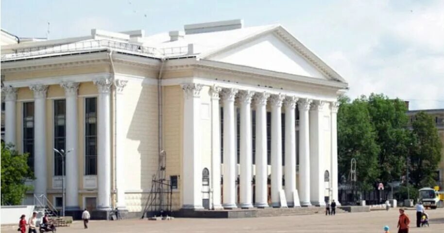 Драматический театр киров. Театр на театральной площади киров. Площадь кирова петрозаводск. Площадь кирова кировской области. Киров кировская область театральная площадь.