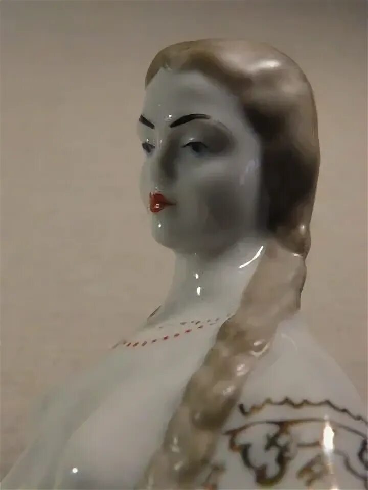 Фарфоровая статуэтка девушка с розой. Blau weiss статуэтка. Фарфоровая статуэтка "девушка". Фарфоровая статуэтка снегурочка полонне зхк. Фарфоровая девушка.