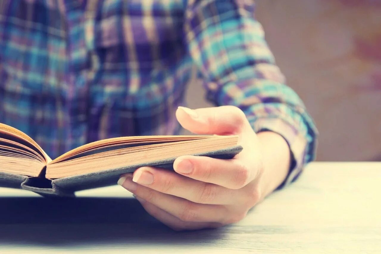 В моих руках книга. Человек с книгой в руках. книжка в руках. книга в руках. о людях и книгах.