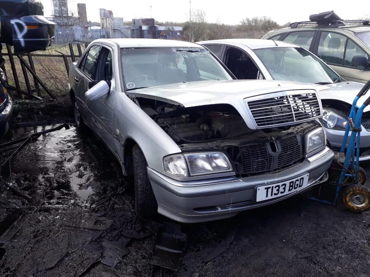 Разборы mercedes. Mercedes w202 в разбор. Авторазборка Мерседес 210 в Старице. Авторазбор Мерседес 202. Мерседес Бенц 202.