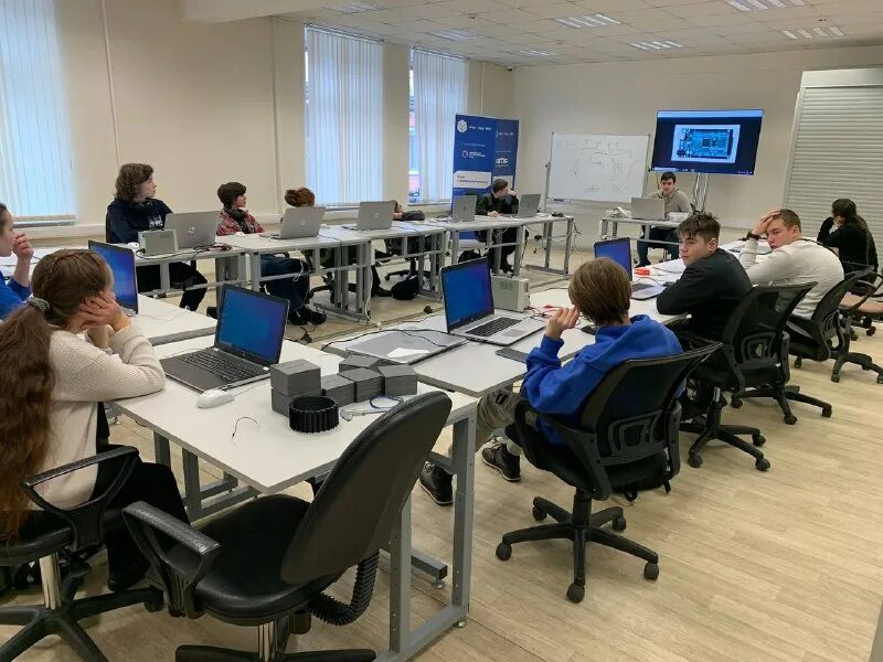 Компьютерный центр. Академия обучение. Центр компьютерного образования. Компьютерный учебный центр. Школьники айтишники.