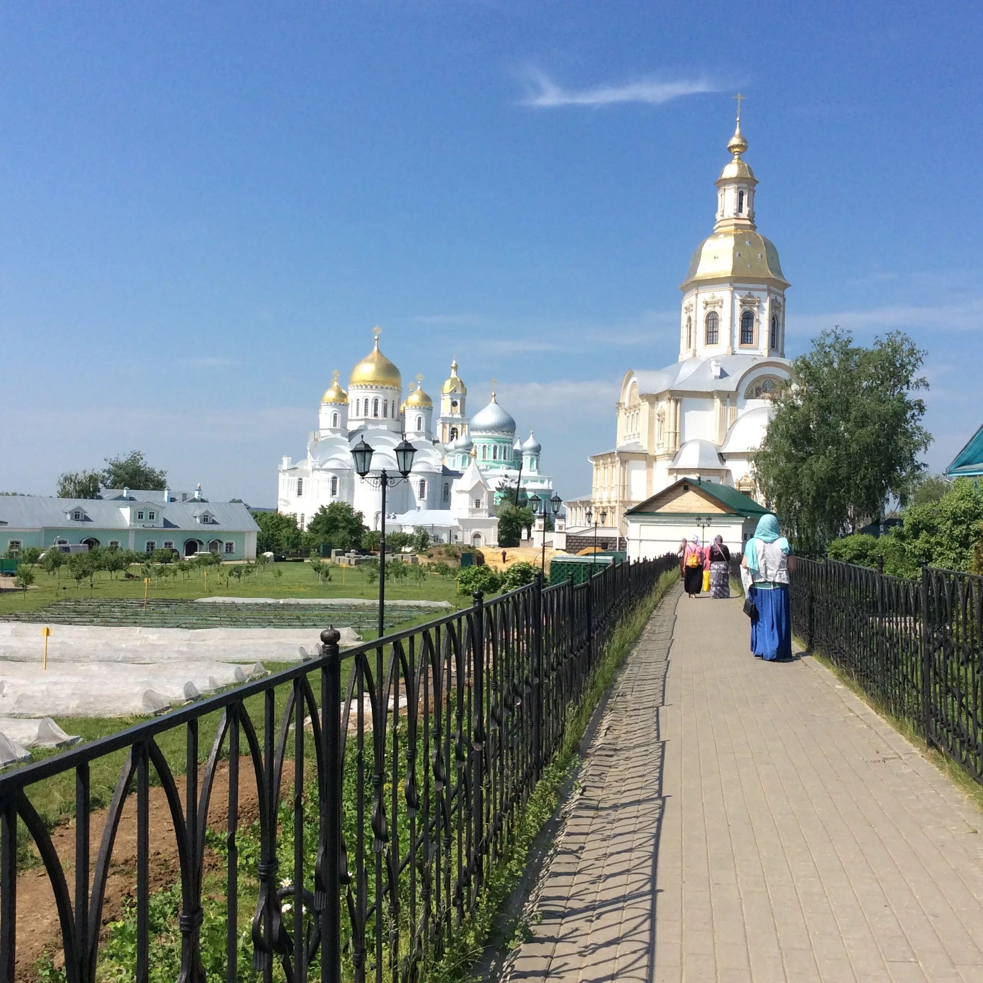 Погода в дивеево на неделю. Вичкинза Дивеево. Дивеево монастырь набережная. Паломники в Дивеево.