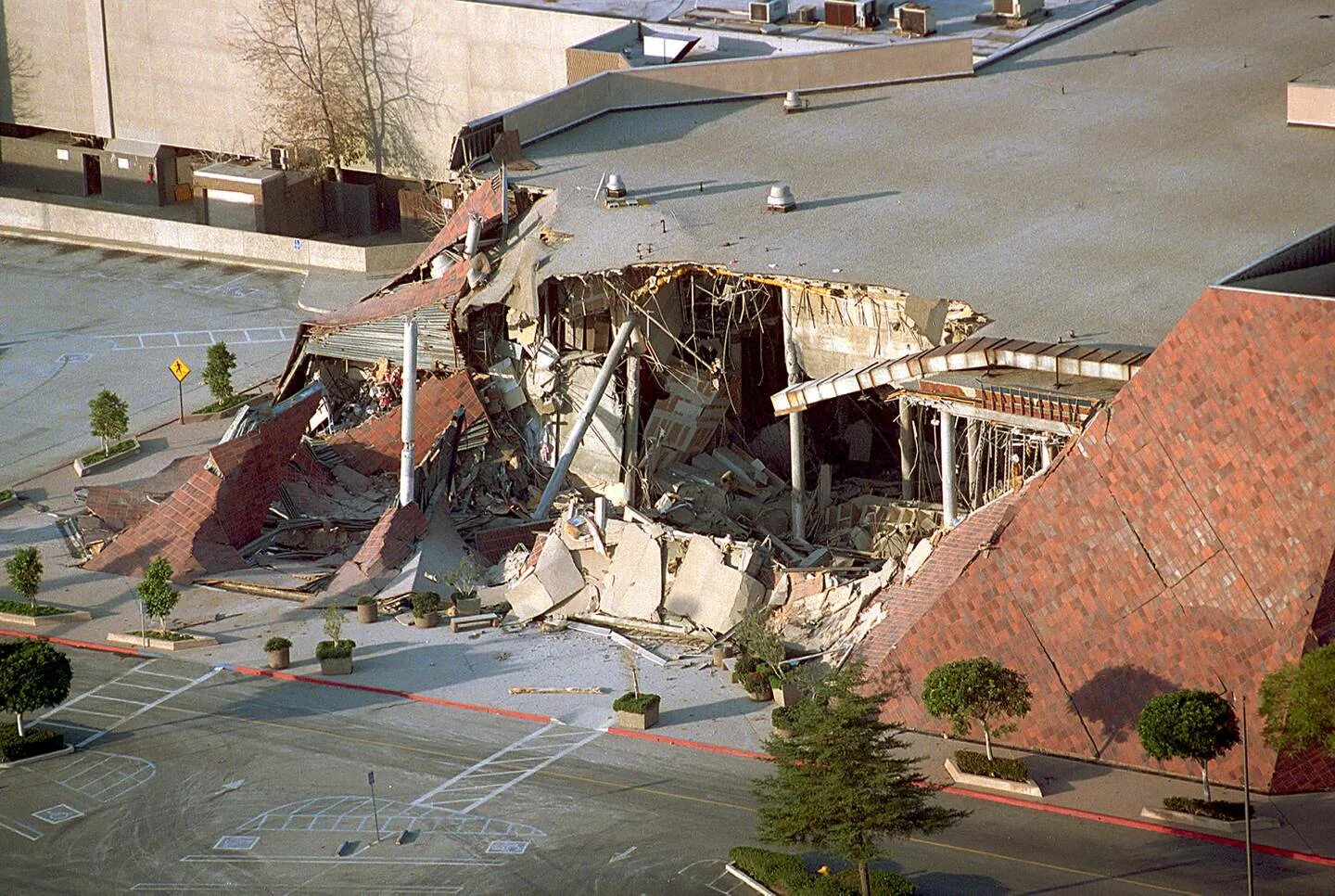 Лос Анджелес землетрясение 1994. Землетрясение в Калифорнии 1994. Землетрясение Нортридж 1994. Лос Анджелес землетрясение.