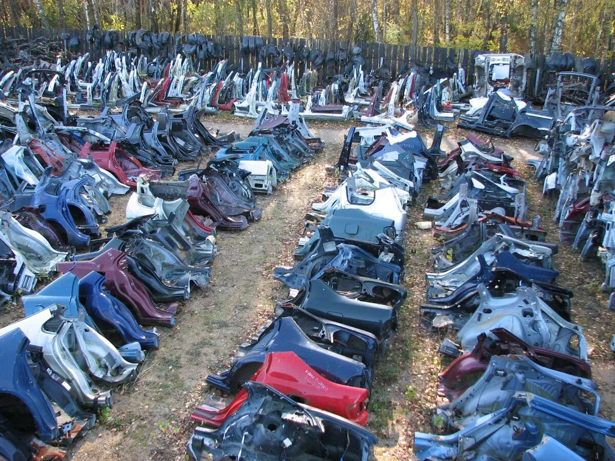 Авторазбор. Авто разборки иномарки в москве. Автомобиль в разборе. Авто разборки иномарки в москве. Авторазборка автомобилей.